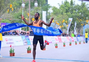 开云体育官网：超级马拉松比赛，选手们挑战极限