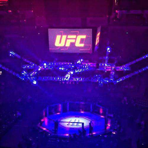「开云体育追忆UFC昔日传奇退役场面:老将最后一次踏入八角笼的感慨与观众热泪」